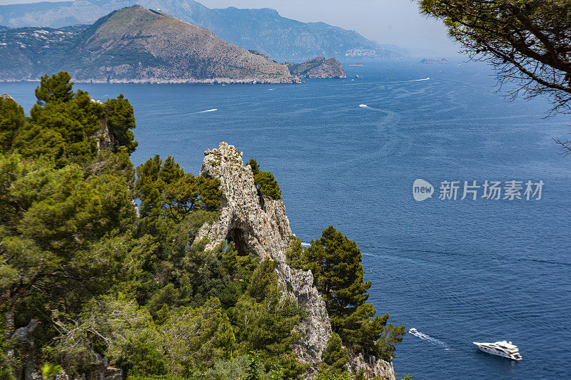 自然拱门(“Arco Naturale”)位于意大利卡普里岛东海岸和第勒尼安海的阿马尔菲海岸。